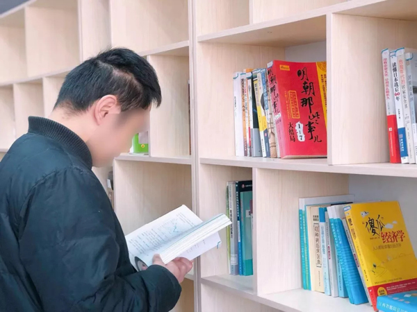 书香传递，情暖患者